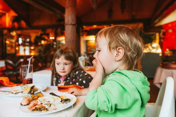 Duas Crianças Bagunçadas Almoçando Restaurante Criança Comendo Comida Com Mãos — Fotografia de Stock