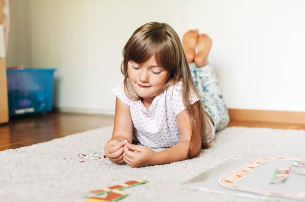 Piccola Ragazza Concentrata Che Gioca Con Carta Nella Sua Stanza — Foto Stock