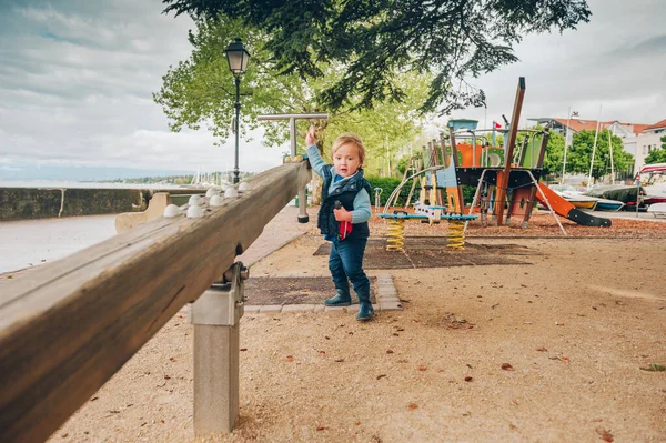 面白い幼児の男の子が遊び場で楽しんで — ストック写真