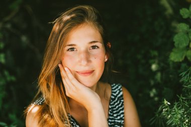 Genç ve güzel bir kızın yaz portresini kapat. 