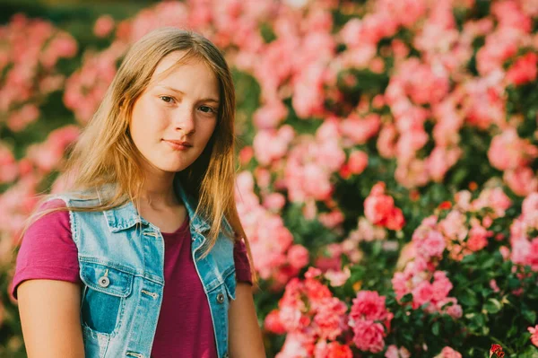 Retrato Livre Menina Bonito Criança Pré Adolescente Jardim Rosas — Fotografia de Stock