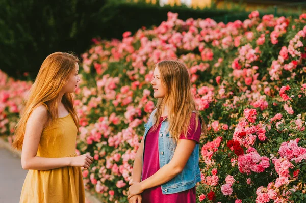 Retrato Livre Duas Meninas Adolescentes Conversando Juntas Fora — Fotografia de Stock