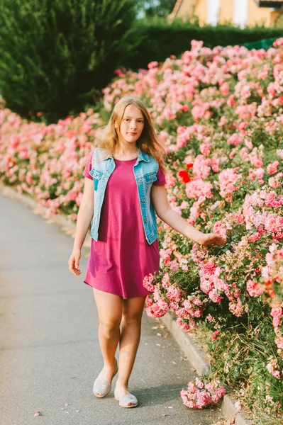 Outdoor Portret Van Schattig Jong Meisje Tiener Kind Rozentuin — Stockfoto