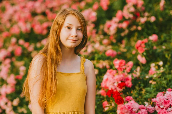 Açık Havada Kızıl Saçlı Gül Bahçesinde Reşit Olmayan Bir Kızın — Stok fotoğraf