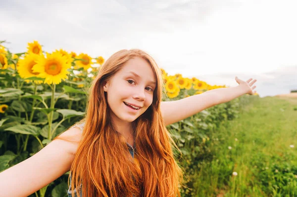 Outdoor Porträt Von Niedlichen Jungen Rothaarigen Mädchen Posiert Sonnenblumenfeld — Stockfoto