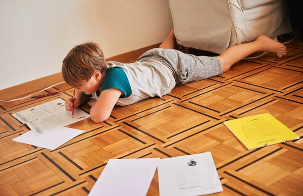 Komik Çocuk Okul Ödevi Yapıyor Yerde Yatıyor Evde Eğitim Görüyor — Stok fotoğraf