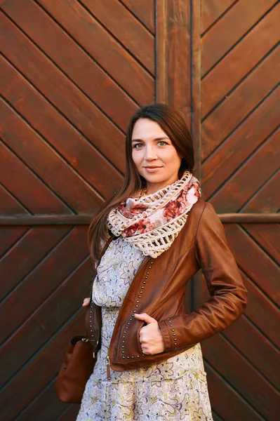 Utomhus Mode Porträtt Söt Ung Kvinna Bär Brunt Läder Jacka — Stockfoto