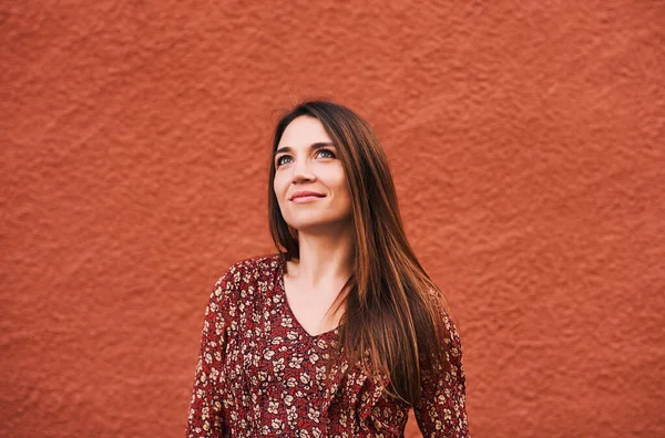 Portrait Extérieur Jolie Jeune Femme Aux Longs Cheveux Bruns Droits — Photo