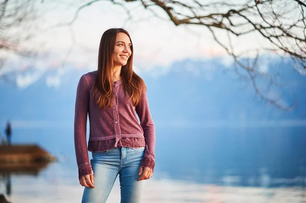 Outdoor Portret Van Mooie Jonge Vrouw Ontspannen Door Het Meer — Stockfoto