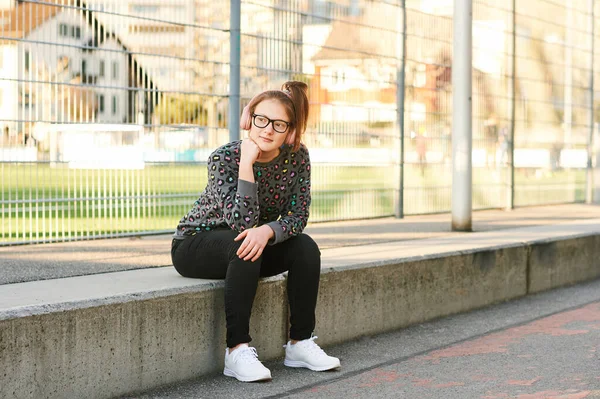 Outdoor Portret Van Jong Tienermeisje Rustend Stappen Naast School Het — Stockfoto