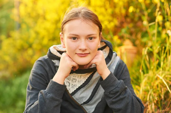 Draußen Nahaufnahme Porträt Eines Jungen Teenie Mädchens Das Sich Mit — Stockfoto