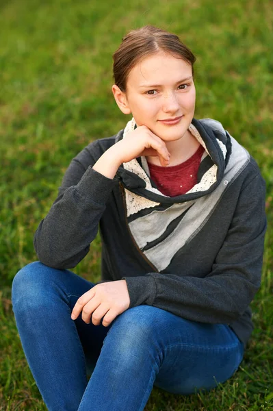 Εξωτερική Πορτρέτο Του Χαριτωμένο Νεαρό Κορίτσι Κάθεται Στο Πράσινο Φρέσκο — Φωτογραφία Αρχείου