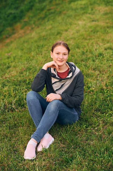 Draußen Porträt Von Niedlichen Jungen Teenager Mädchen Sitzt Auf Grünem — Stockfoto