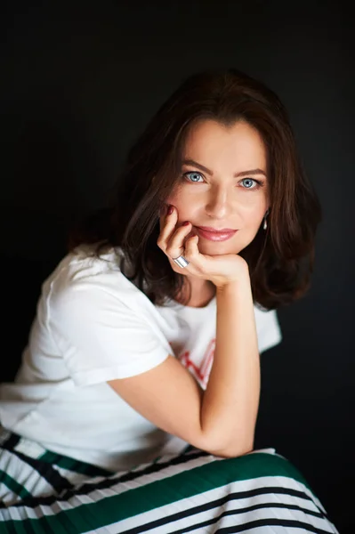 Portrait Studio Belle Femme Avec Sourire Charmant Regardant Droit Devant — Photo