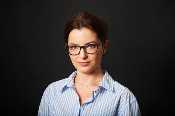 Estudio Negocios Retrato Hermosa Mujer Madura Con Camisa Rayas Azules —  Fotos de Stock