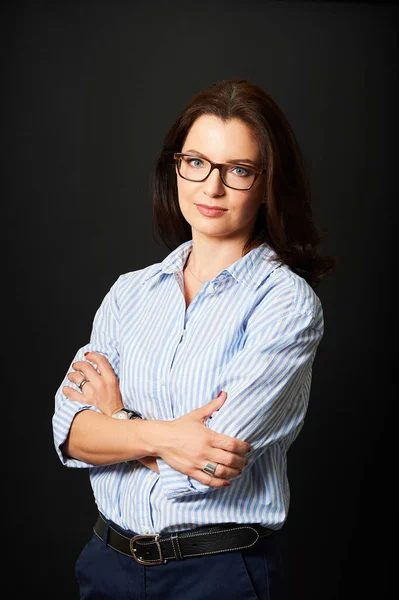 Estudio Negocios Retrato Hermosa Mujer Madura Con Camisa Rayas Azules —  Fotos de Stock