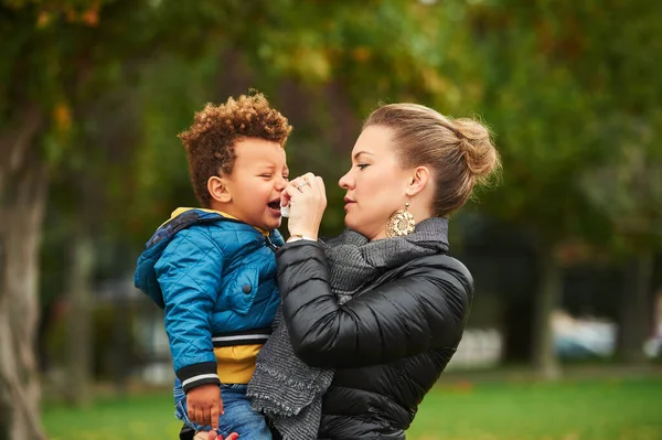 Young Mother Holding Crying Toddler Parent Park Sad Child Mix — Stock Photo, Image