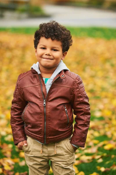 Odkryty Jesienny Portret Słodkiego Afrykańskiego Chłopca Brązowej Skórzanej Kurtce Bawiącego — Zdjęcie stockowe