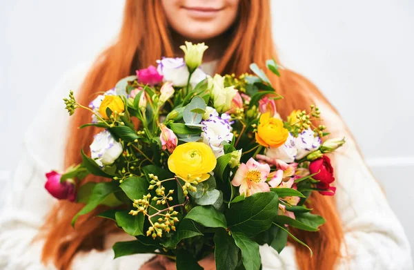 Chica Joven Sosteniendo Hermoso Ramo Con Una Variedad Flores — Foto de Stock