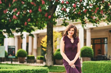 Açık havada, kahverengi saçlı, uzun elbiseli güzel bir kadının yaz portresi.