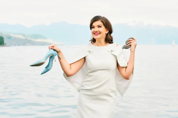 Retrato Moda Livre Bela Mulher Elegante Vestindo Vestido Branco Descansando — Fotografia de Stock