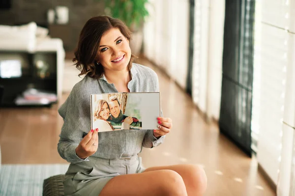 Joven Feliz Woamn Mirando Álbum Fotos Descansando Acogedor Salón — Foto de Stock