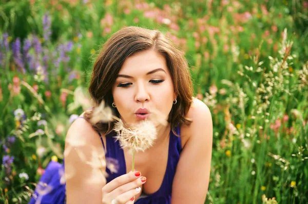 Sommerporträt Einer Glücklichen Jungen Frau Die Sich Wilden Blumenfeld Entspannt — Stockfoto