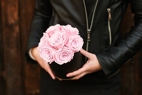 Ung Flicka Som Håller Anbud Rosa Rosor Svart Presentask — Stockfoto