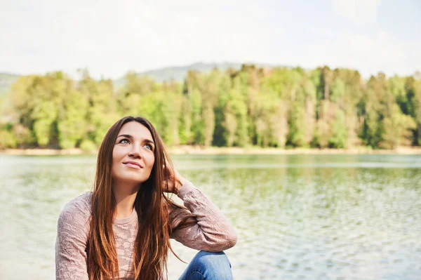 Porträt Einer Jungen Schönen Frau Die Sich Einem Schönen Warmen — Stockfoto