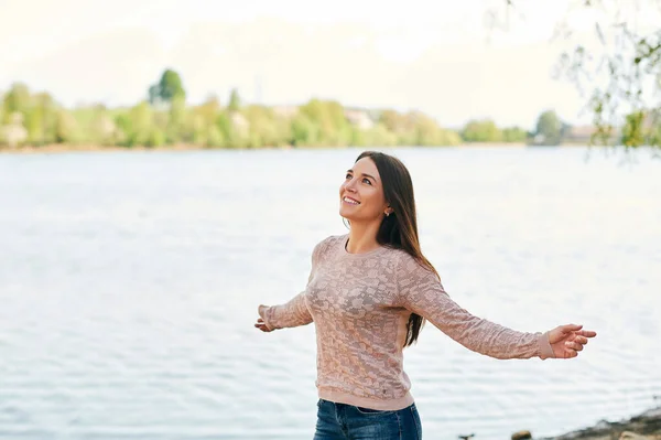 Outdoor Portret Van Jonge Mooie Vrouw Ontspannen Door Rivier Een — Stockfoto