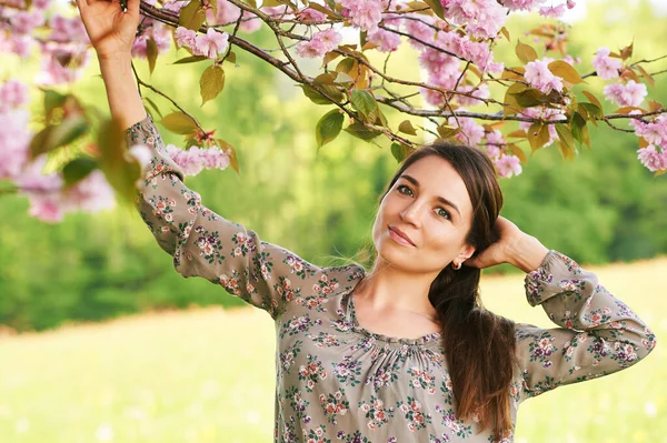 Outdoor Spring Portrait Pretty Young Woman Brown Hair Posing Pink — Stock Photo, Image