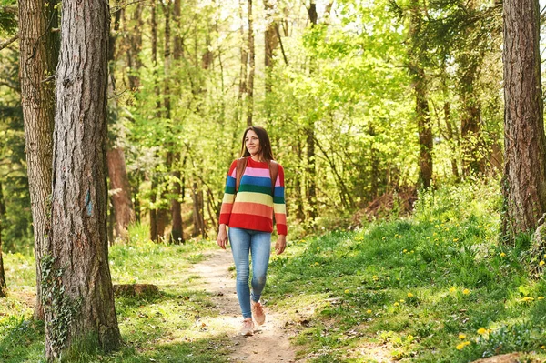 Outdoor Portrait Beautifuk Young Woman Hiking Morning Forest — ストック写真