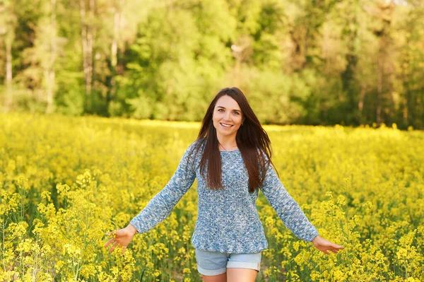 Colza Field Poz Veren Mutlu Genç Bir Kadının Bahar Portresi — Stok fotoğraf