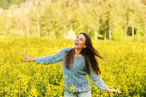 Spring Portrait Happy Young Woman Posing Colza Field — Stock Photo, Image