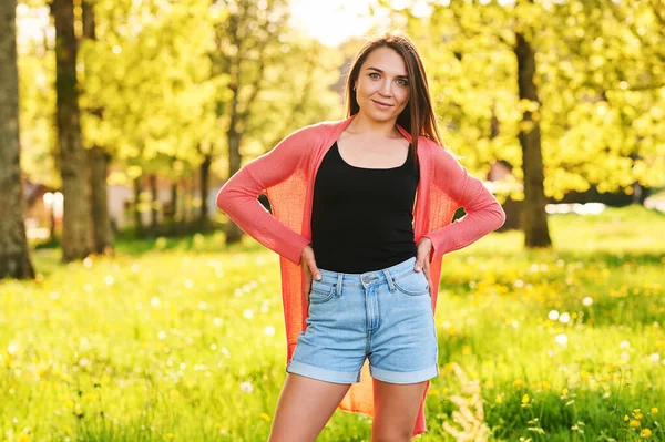 Outdoor Portret Van Mooie Jonge Vrouw Met Bruin Haar Ontspannen — Stockfoto