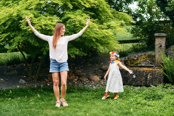 Młoda Matka Tańczy Uroczą Córeczką Ogrodzie Rodzina Spędza Razem Czas — Zdjęcie stockowe