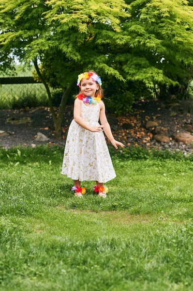 在公园里玩耍 身穿白色衣服 开着五颜六色花的可爱小女孩的户外肖像 — 图库照片
