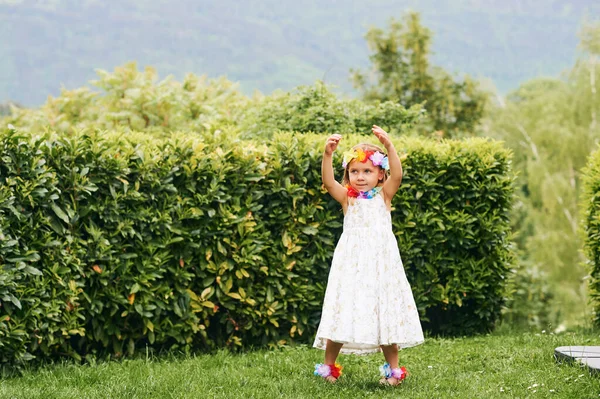 Außenporträt Eines Entzückenden Kleinen Mädchens Das Park Spielt Weißes Kleid — Stockfoto