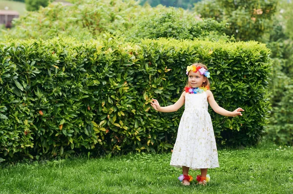 Retrato Livre Adorável Menina Brincando Parque Vestindo Vestido Branco Flores — Fotografia de Stock