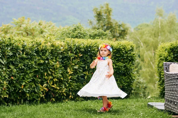 Parkta Oynayan Beyaz Elbisesi Renkli Çiçekleri Olan Sevimli Küçük Bir — Stok fotoğraf