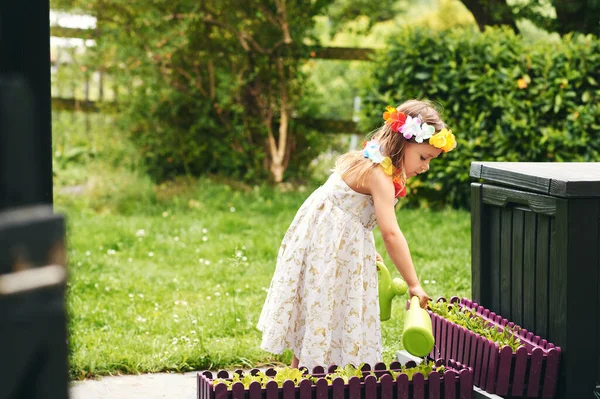 Nettes Kleines Mädchen Gießt Kleinen Garten Hof — Stockfoto