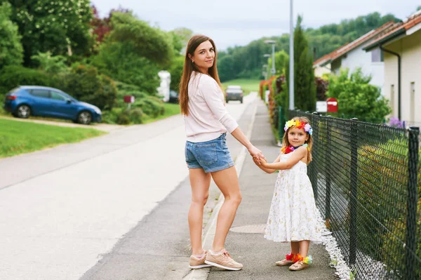 Mor Och Dotter Går Tillsammans Utanför Håller Varandra Handen Tittar — Stockfoto