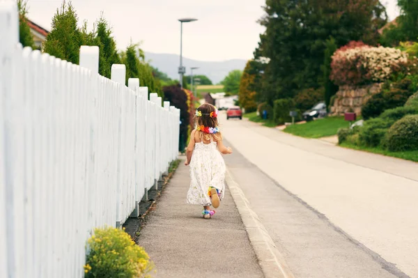 Маленькая Девочка Убегает Улице Белом Платье — стоковое фото