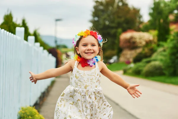 Kleines Mädchen Läuft Die Straße Hinunter Weißes Kleid Arme Weit — Stockfoto