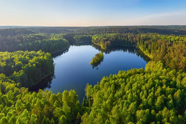 Lago a forma di cuore nella giornata di sole — Foto Stock