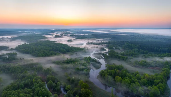 Туманний ранок біля річки на сході сонця — стокове фото