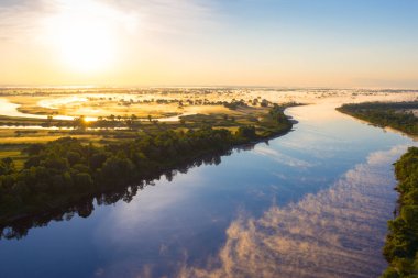 güneşli bir gün Park sakin Nehri