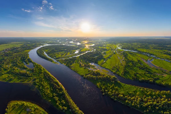 Spokojna rzeka w parku o wschodzie słońca — Zdjęcie stockowe
