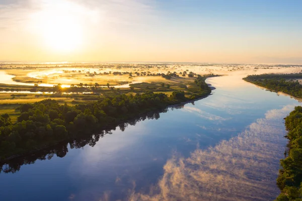 Güneşli bir gün Park sakin Nehri — Stok fotoğraf