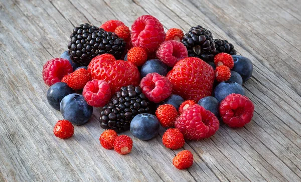 Ripe berries on a wooden board — Stock Photo, Image